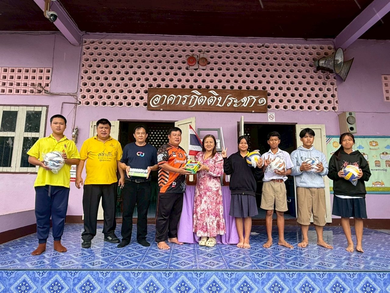 รับมอบอุปกรณ์กีฬาจากทีมฟุตบอลแม่ยางตาล