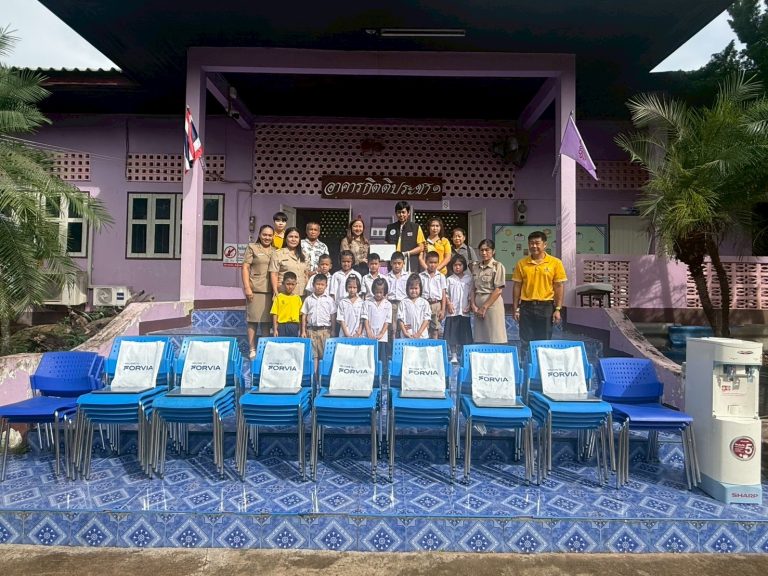 บริษัท โฟเรอเซีย แอนด์ ซัมมิท อินทีเรีย ซิสเต็มส์ (ประเทศไทย)จำกัด มอบเก้าอี้ โน๊ตบุ๊คและตู้ทำน้ำเย็น