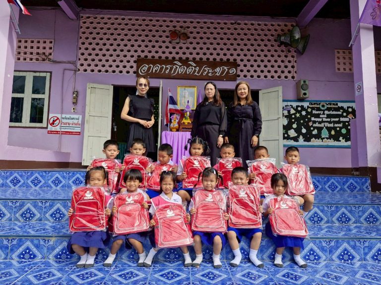 ขอขอบคุณผู้ใหญ่ใจดี บริษัท ไทยเบฟเวอเรจ จำกัด (มหาชน) ได้มอบประเป๋านักเรียนและขวดน้ำให้กับนักเรียน